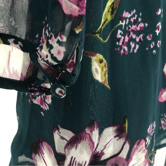 Cupcakes & Cashmere Tibet Floral V-Neck Button 3/4 Sleeve Blouse size Medium - Picture 7 of 15
